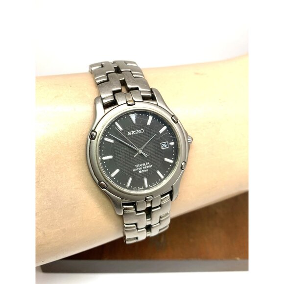 Seiko Men's Watch 7N32-0069 Quartz Gray Dial Date Titanium 36mm Used - Picture 10 of 13